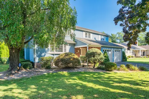 39 Pondside Ln, Rocky Hill, CT 06067