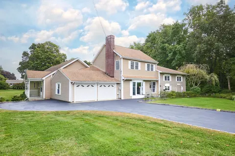 40 Lauderdale Dr, Trumbull, CT 06611