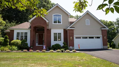 66 Ash Dr, Hamden, CT 06518