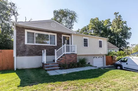 70 Wenham St, West Haven, CT 06516