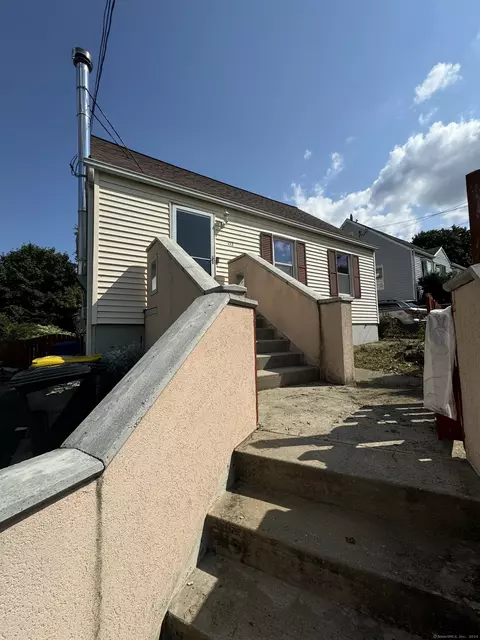 112 Macarthur Dr, Waterbury, CT 06704