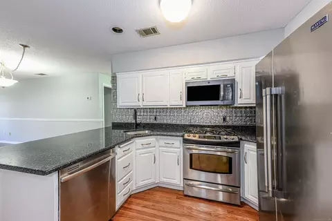 225 Beach St #1F, West Haven, CT 06516