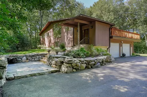11 Old Quarry Rd, Woodbridge, CT 06525