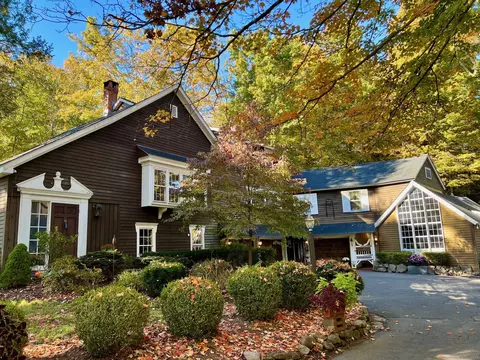4 Sand Hill Rd, Simsbury, CT 06089
