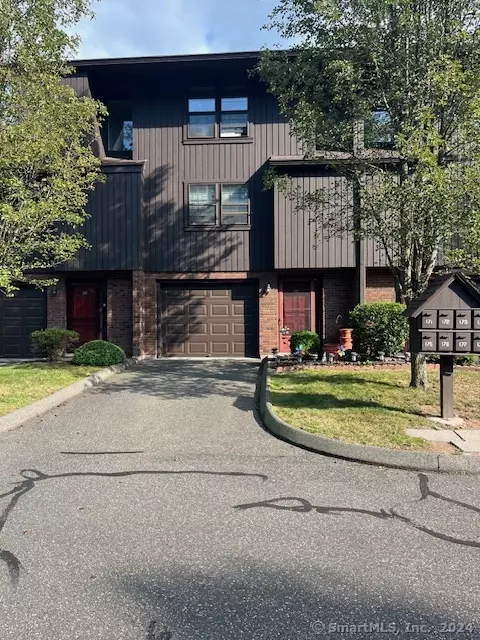 176 Natchaug Dr #176, Meriden, CT 06450