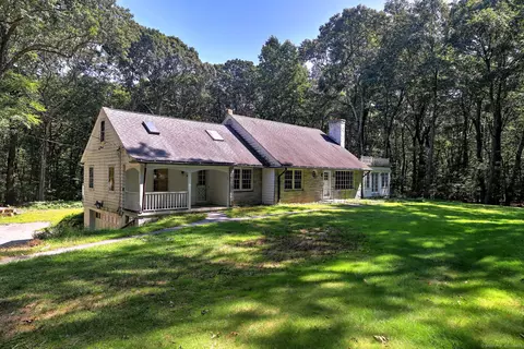 15 Sunset Cir, Woodbridge, CT 06525