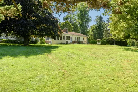 17 Hillcrest Dr, Amston, CT 06231