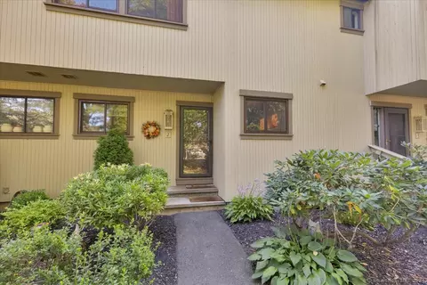 2 Summit Ct #2, Woodbury, CT 06798