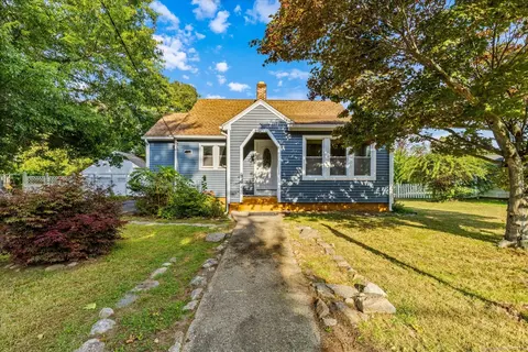31 Pine St, Waterford, CT 06385