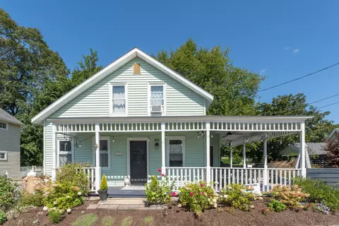 33 Center St, East Lyme, CT 06357
