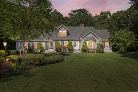 24 Robin Ln, Montville, CT 06370