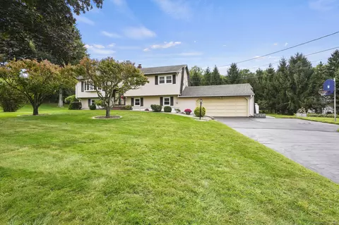 11 Juniper Dr, North Haven, CT 06473