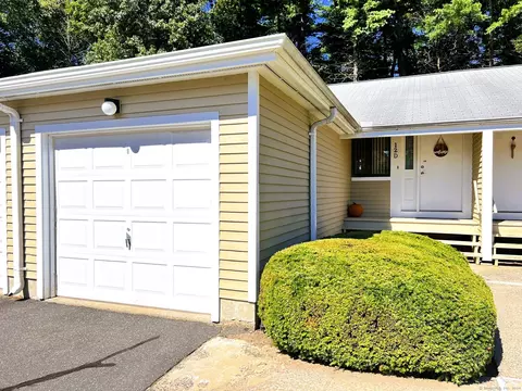 12 Wiggins Farm Dr #D, Simsbury, CT 06070