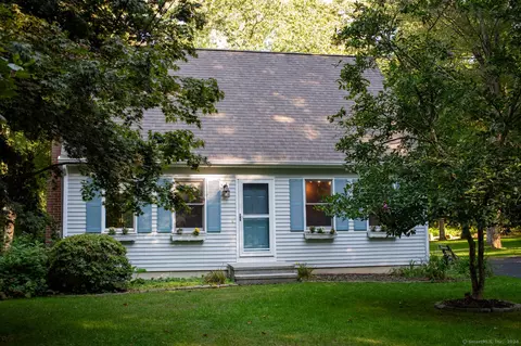 69 W Woodland Dr, Lebanon, CT 06249