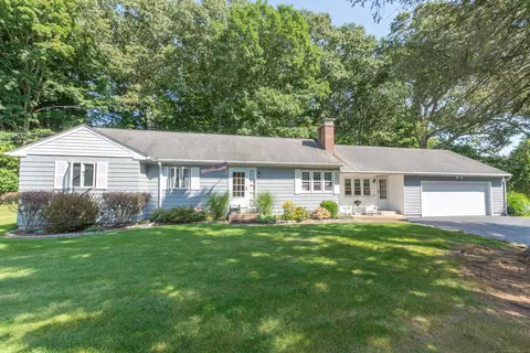 53 Lakeview Dr, Preston, CT 06365