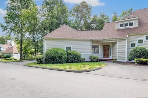 301 Summerfield Gdns #301, Shelton, CT 06484