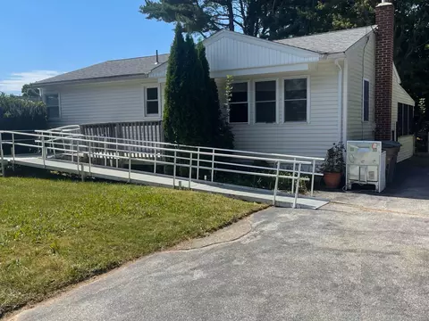 8 Foster Leigh Rd, East Lyme, CT 06357