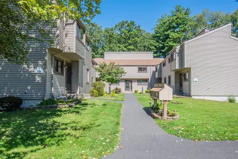16 Greenbriar Dr #D1, Farmington, CT 06032