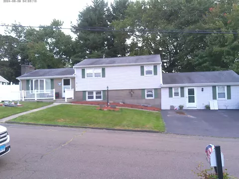 8 Bailey Dr, West Haven, CT 06516