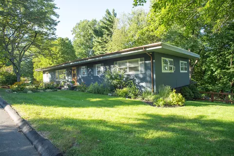 19 Ken Oaks Dr, Danbury, CT 06810