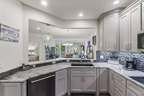 613 Brookside Ct #613, Newtown, CT 06470