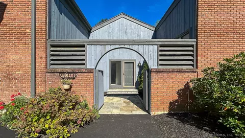 11 Hearthstone Dr #11, Brookfield, CT 06804