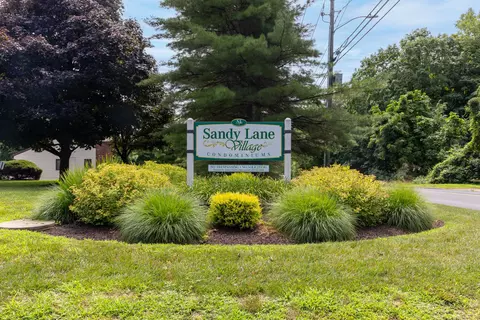 93 Homestead Ln #93, Brookfield, CT 06804