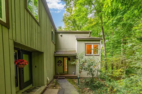 13 Byrne Ct #D, Farmington, CT 06032