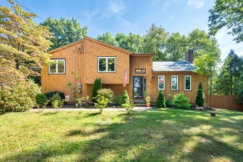 82 Willowbrook Rd, Cromwell, CT 06416