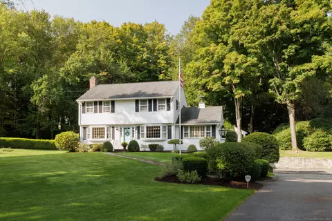 25 Carriage Dr, Middlebury, CT 06762
