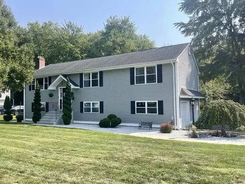 98 Carriage Hill Dr, Newington, CT 06111