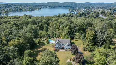 60 Flax Hill Rd, Brookfield, CT 06804