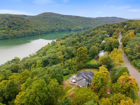 14 Squantz View Dr, New Fairfield, CT 06812
