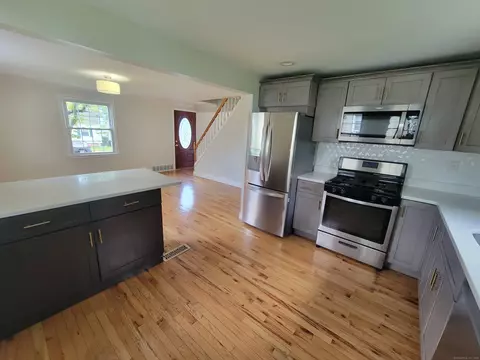 92 Fenway Dr, Hamden, CT 06517