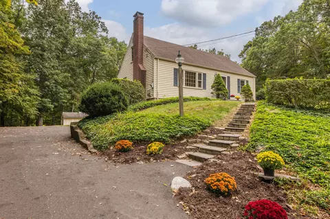 109 Hedgehog Ln, Simsbury, CT 06092