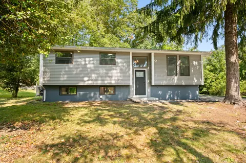 8 Robin Ln, Ledyard, CT 06339