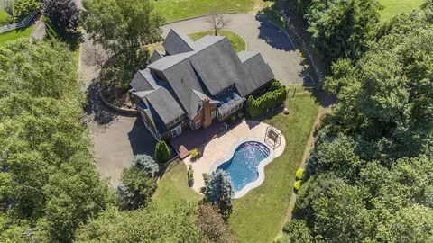 17 Mohegan Rd, Shelton, CT 06484