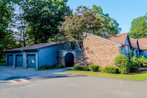 13 Hearthstone Dr #13, Brookfield, CT 06804