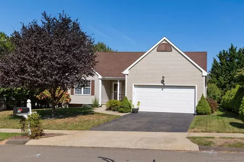14 Mulberry Ln, Middletown, CT 06457