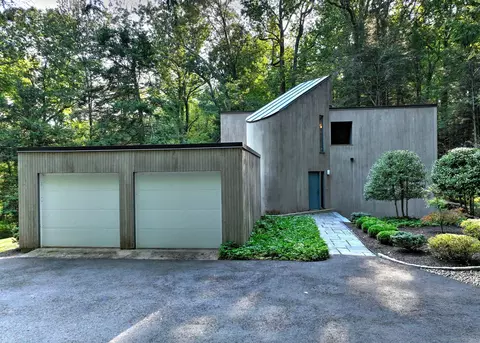 30 Coachmans Ln, Woodbridge, CT 06525