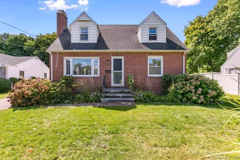 6 Reynolds Ave, Branford, CT 06405