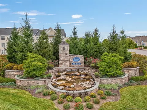 726 Center Meadow Ln #726, Danbury, CT 06810