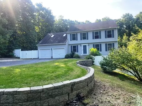 21 Whippoorwill Dr, Gales Ferry, CT 06335