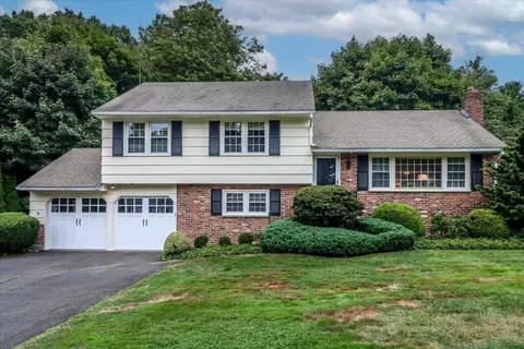 34 Canterbury Ln, Trumbull, CT 06611
