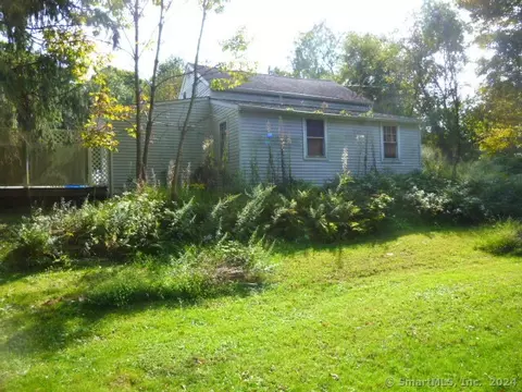 11 Elm St, Monroe, CT 06468