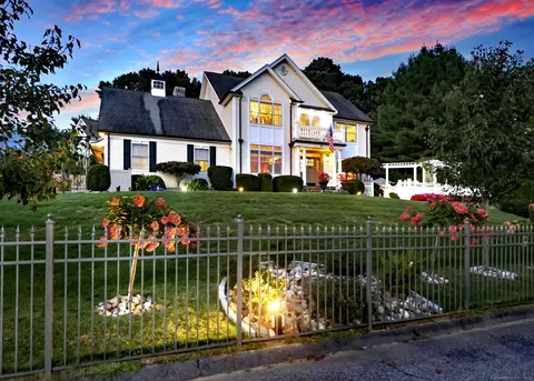5 Tamarac Ln, Milford, CT 06461