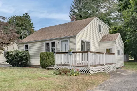 36 Grove St, Clinton, CT 06413