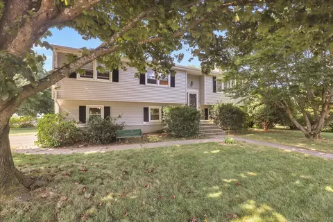 82 Glenwood Dr, Wethersfield, CT 06109