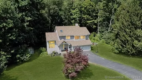 13 Coventry Ln, Beacon Falls, CT 06403