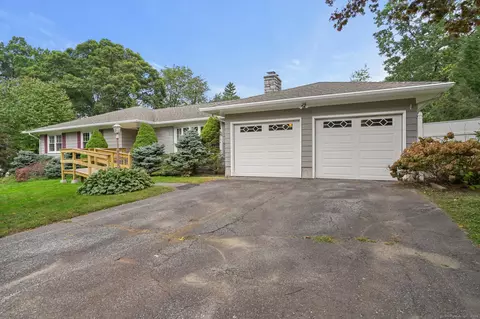 19 Meadowridge Dr, Shelton, CT 06484